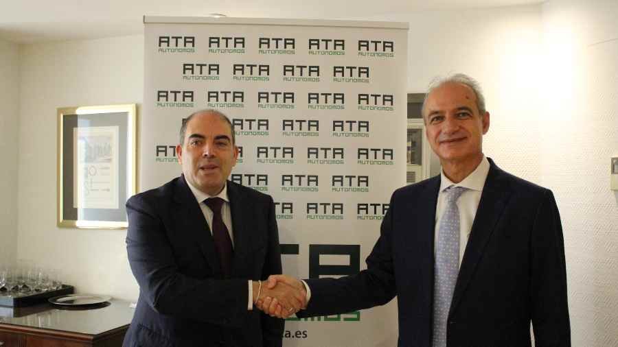 Lorenzo Amor y Ricardo Gabaldón firman el acuerdo entre ATA y los Graduados Sociales.