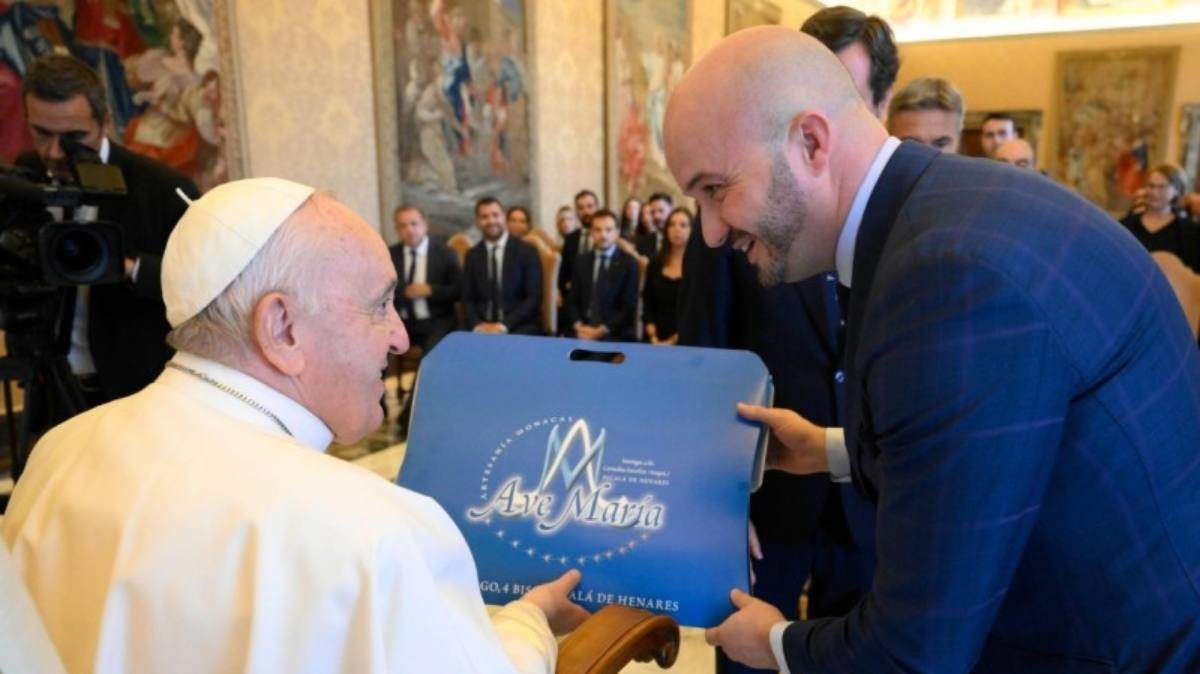 El Papa Francisco junto a Fermín Albaladejo, presidente de Ceaje. Foto: Vaticano.