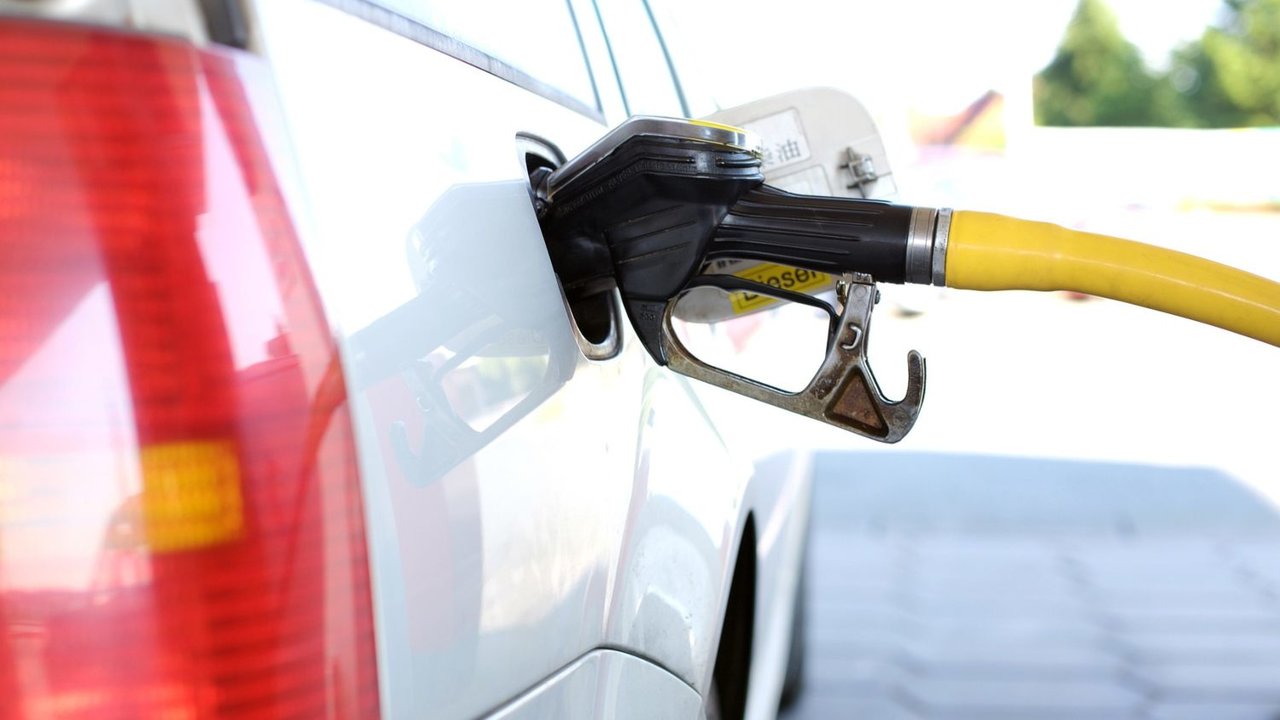 Los gasolineros temen que la decisión del Gobierno sobre la rebaja al combustible cause desabastecimiento.