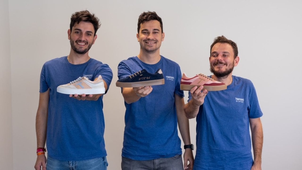 Los tres autónomos con discapacidad que triunfan con una marca de zapatillas diseñadas por personas ciegas