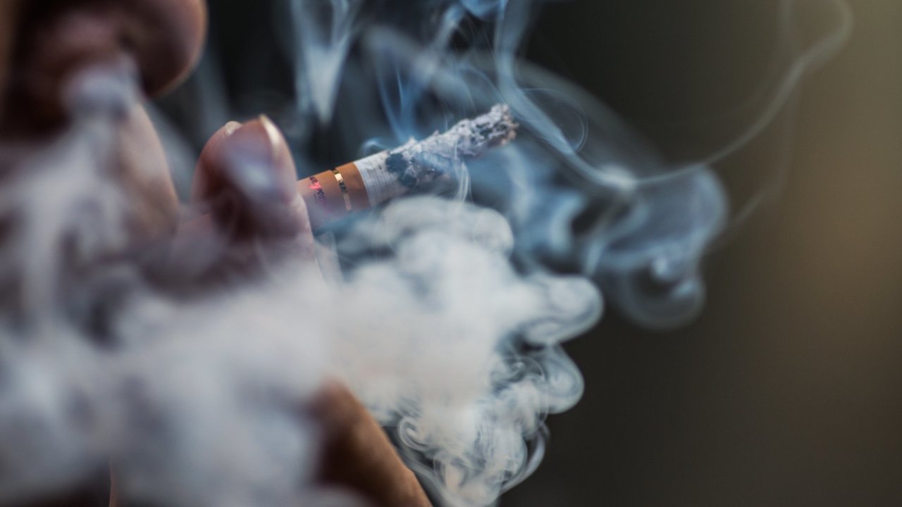 El número de máquinas expendedoras de tabaco se reduce un tercio por las multas y la escasa rentabilidad.