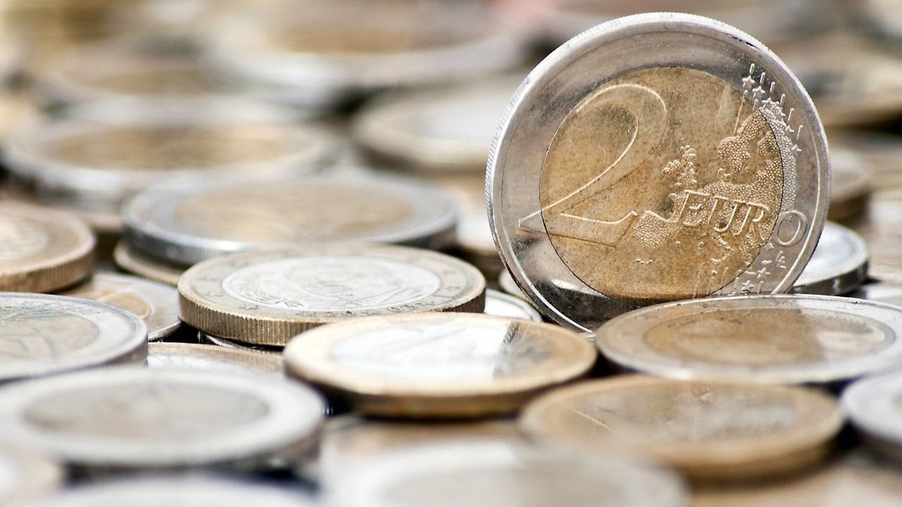 El Banco de España explica a los negocios cómo pueden identificar las monedas falsas en cinco sencillos pasos.