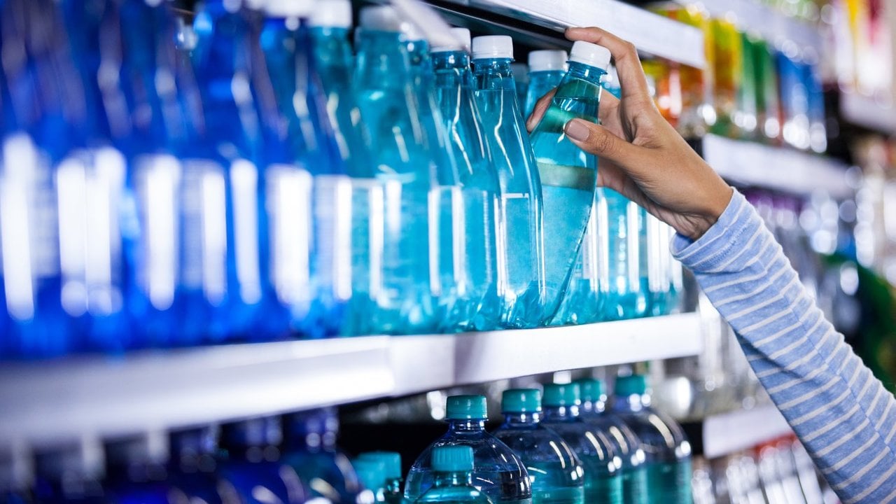 La Agencia Tributaria aclara qué obligaciones tienen los autónomos que adquieren plásticos para su negocio