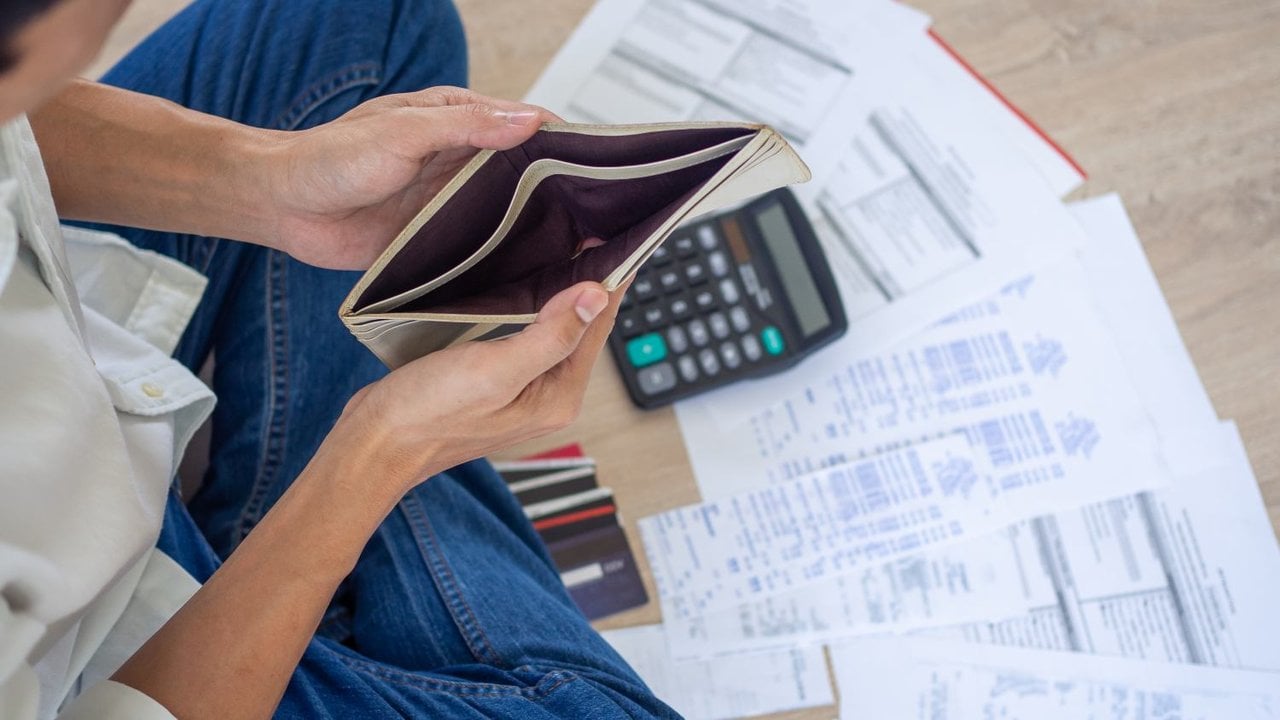 Hacienda explica qué ocurre con el devengo del IVA cuando un negocio sufre el impago de una factura.