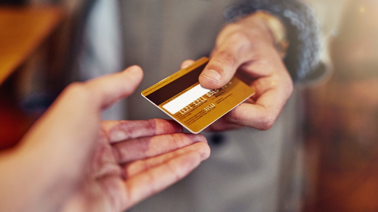 ¿Cómo deben tributar y repartirse entre la plantilla las propinas que los clientes pagan con tarjeta?