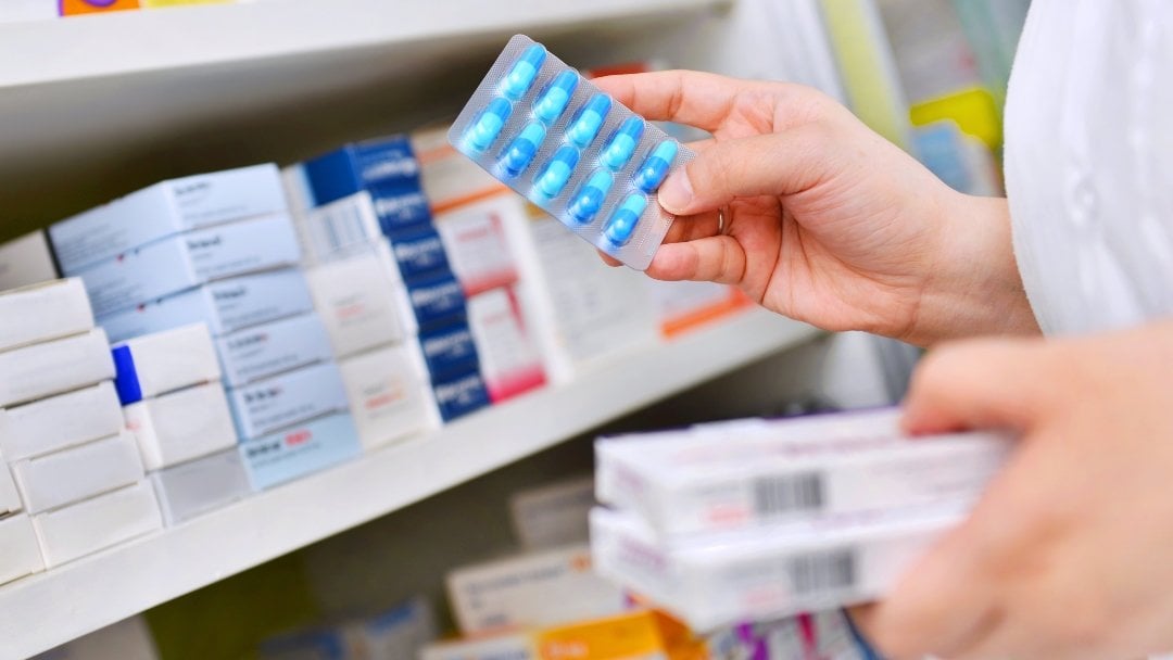 farmaceutico-que-sostiene-caja-medicina-paquete-capsula-farmacia-farmacia (1)