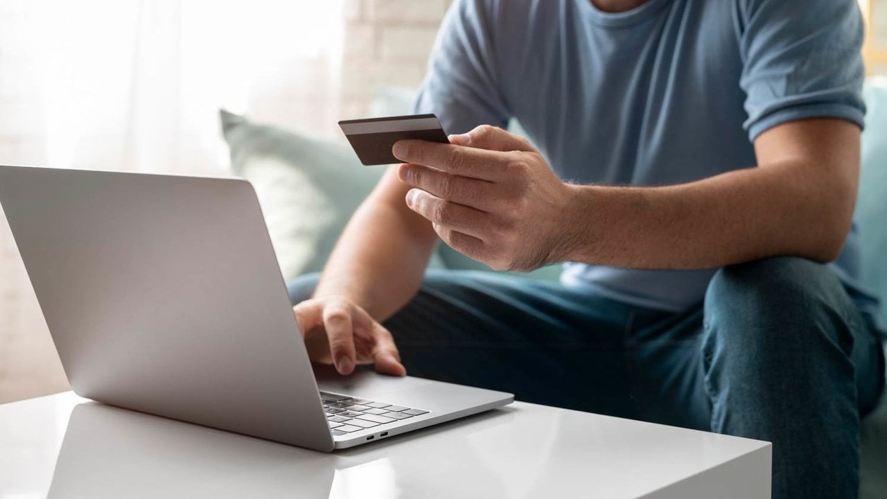 La mitad de los consumidores todavía desconfían de pagar con tarjeta de crédito en sus compras digitales.