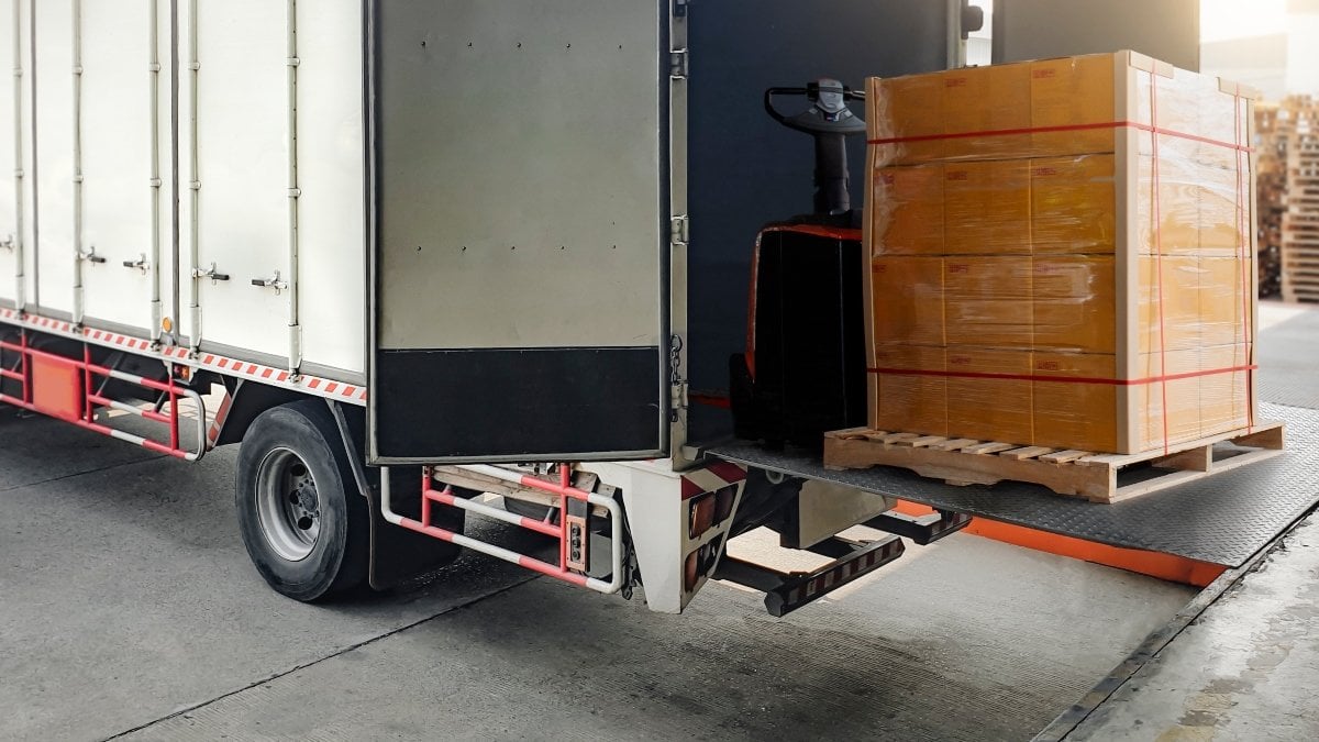cajas-paquetes-carga-envio-contenedor-carga-almacen-logistica-envio-camiones-carga (1)