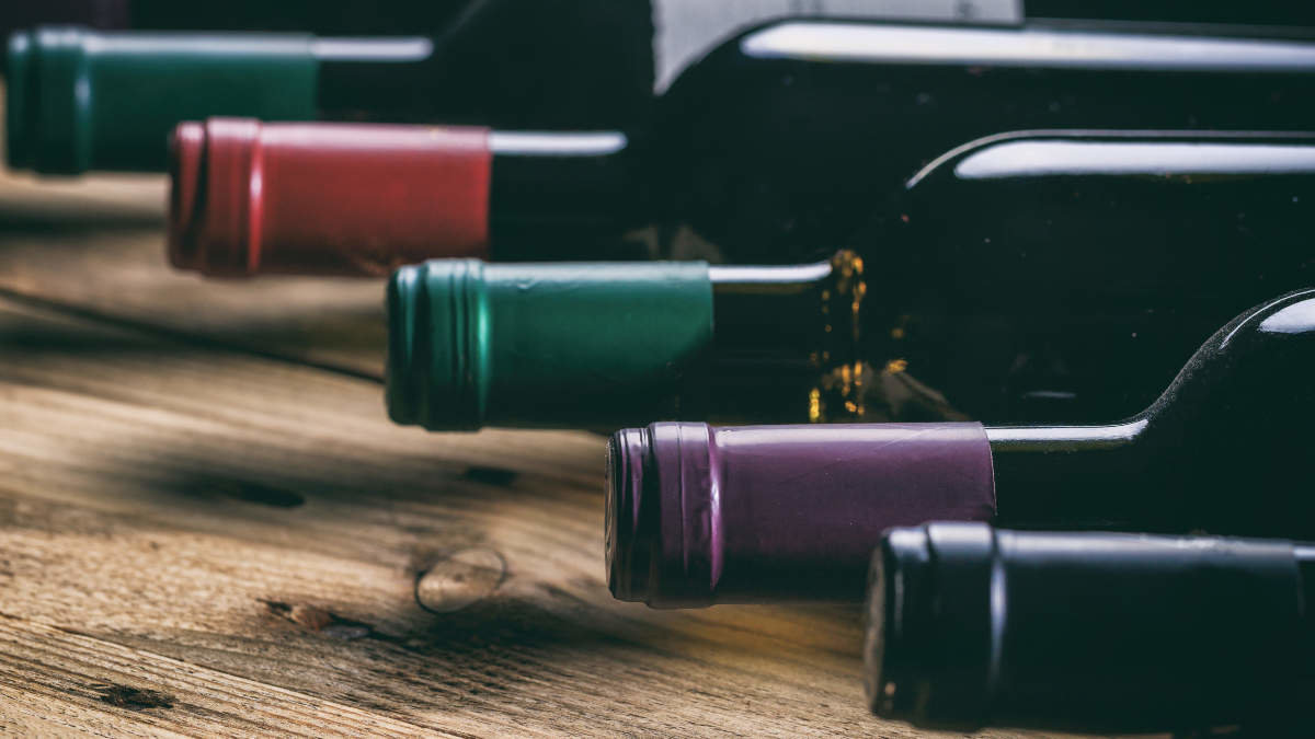 botellas-vino-sobre-fondo-madera
