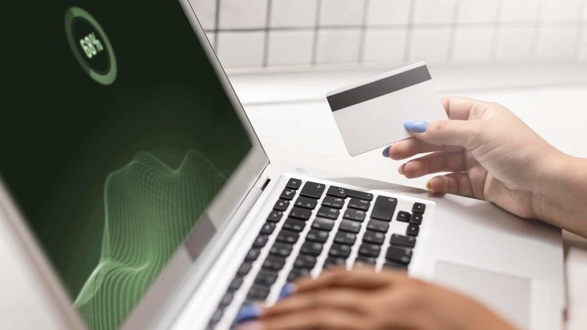 vista-lateral-mujer-usando-computadora-portatil-compras-linea-tarjeta-credito (1)