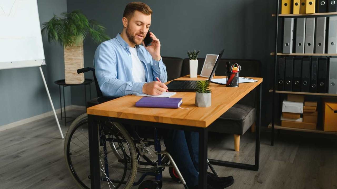 Cada vez más negocios contratan asalariados con discapacidad: existen siete bonificaciones por hacerlo.