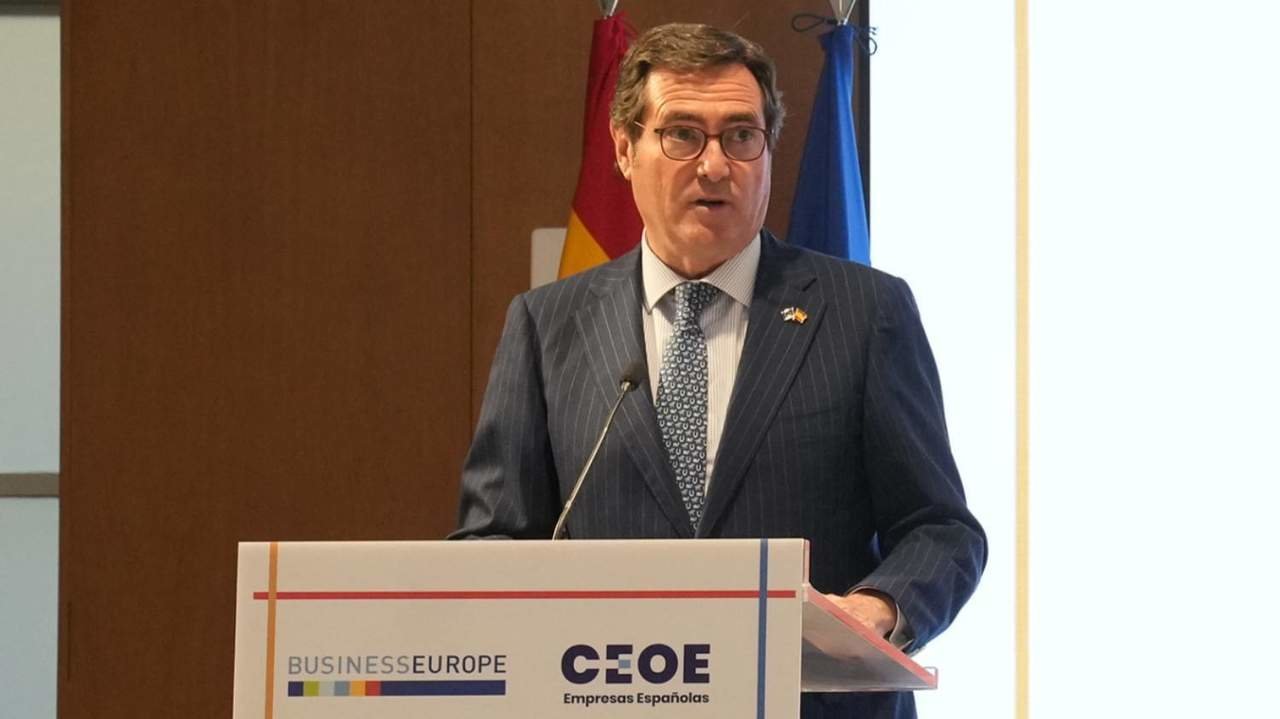 CEOE critica las sanciones propuestas para los negocios que decidan no retornar a Cataluña.
