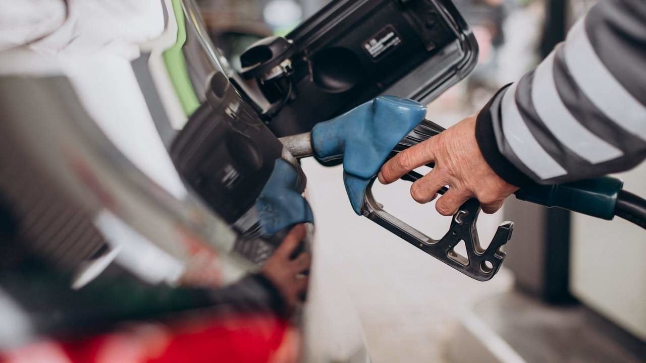 Los gasolineros aseguran que el combustible podría encarecerse hasta 34 céntimos por litro en cuatro años.
