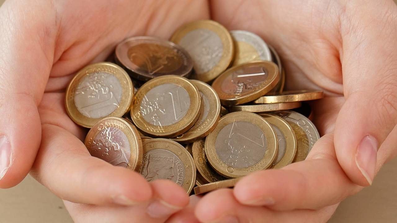 ¿Cuántas monedas están obligados a aceptar los bares, restaurantes y comercios de sus clientes?