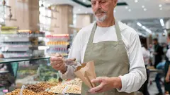 Los aut&oacute;nomos mayores de 55 a&ntilde;os abandonan menos sus negocios, aunque emprenden por necesidad.