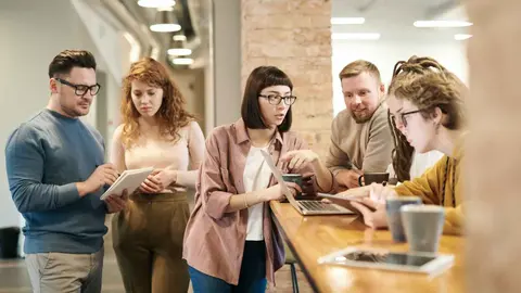 Trabajar en un coworking: consejos que dan los expertos para convivir en un espacio de trabajo compartido