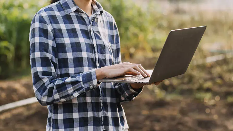 La iniciativa arrancar&aacute; en junio con tres cursos de certificaci&oacute;n universitaria internacional y un &lsquo;bootcamp&rsquo; especializado en innovaci&oacute;n. El proyecto busca conectar peque&ntilde;os municipios, talento emprendedor y actividades ligadas a digitalizaci&oacute;n, sostenibilidad y acceso a financiaci&oacute;n europea para nuevas iniciativas rurales.