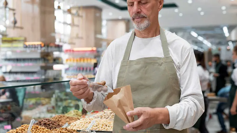 Los aut&oacute;nomos mayores de 55 a&ntilde;os abandonan menos sus negocios, aunque emprenden por necesidad.