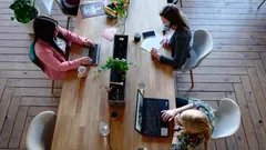 Los coworkings rechazan ser tachados como 'nidos de sociedades'.