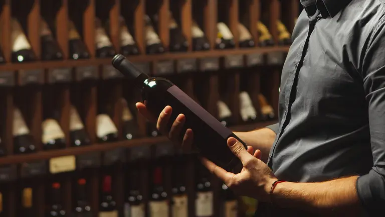 Los jueces dan la incapacidad permanente a un aut&oacute;nomo vendedor de vino por sufrir alcoholismo.