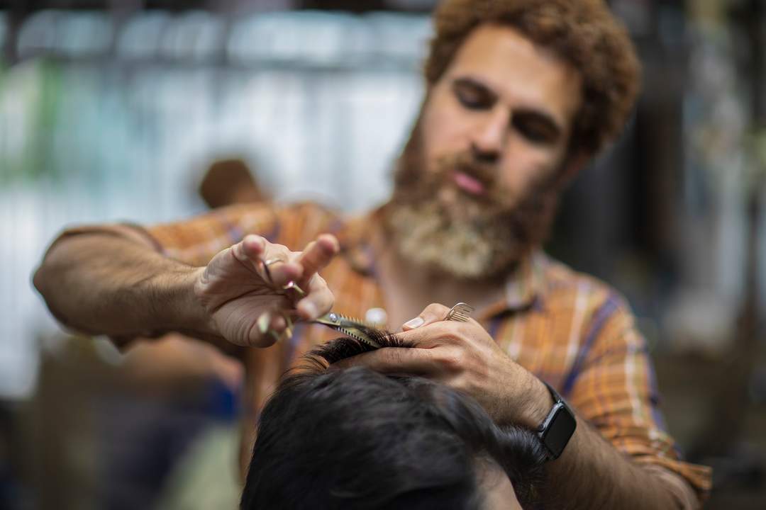 Una peluquería ambulante permite llevar el cuidado personal a las zonas más apartadas.