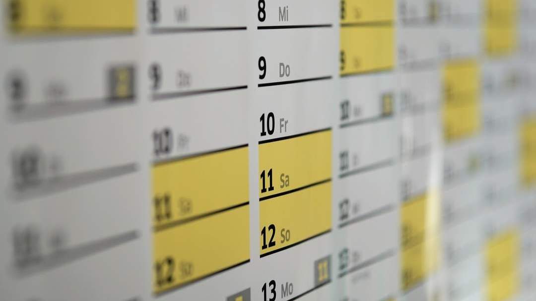 Calendario con fechas marcadas.